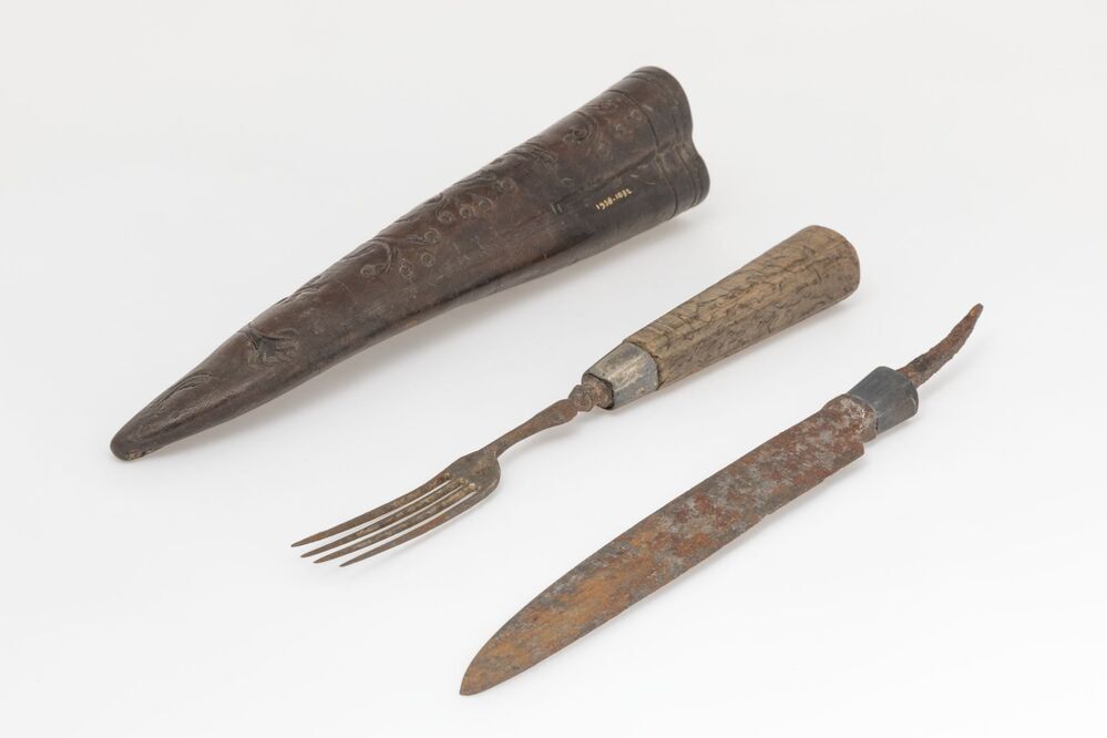 Mes en vork in leren schede