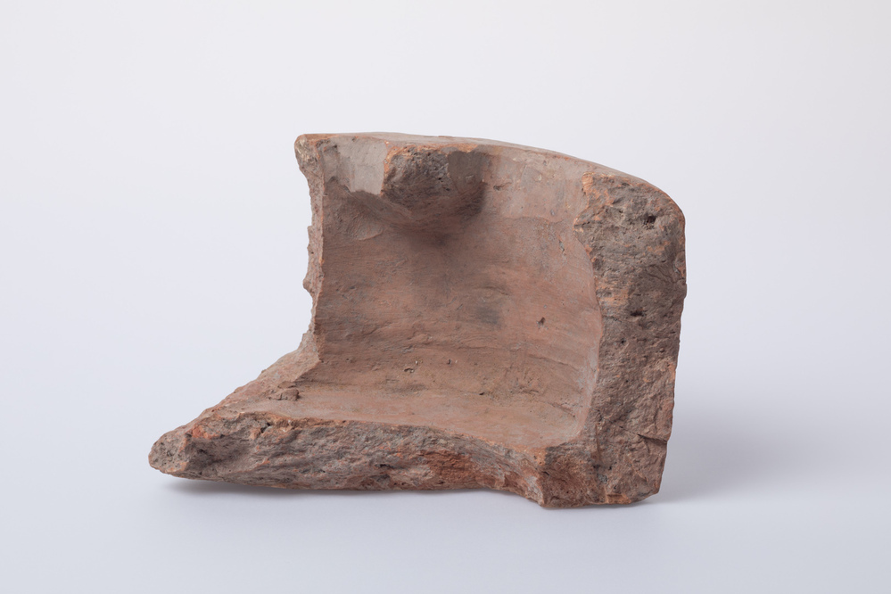 Fragment van de bodem wand en rand van een veelzijdig afgeplatte pot van aardewerk