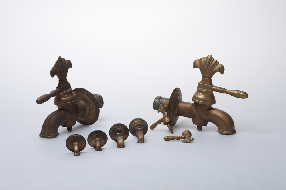 Een stel messing pompkranen