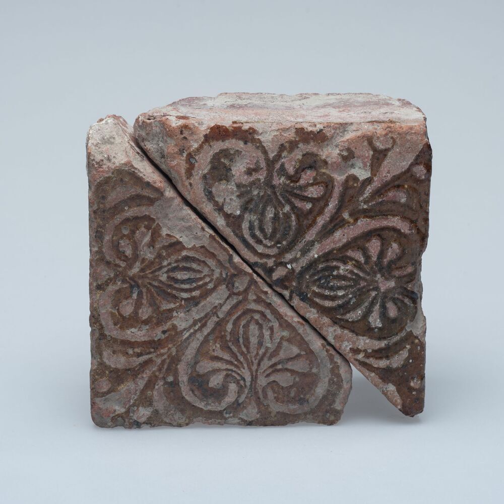 Baksteen met hartvormige versieringen (Aduard)