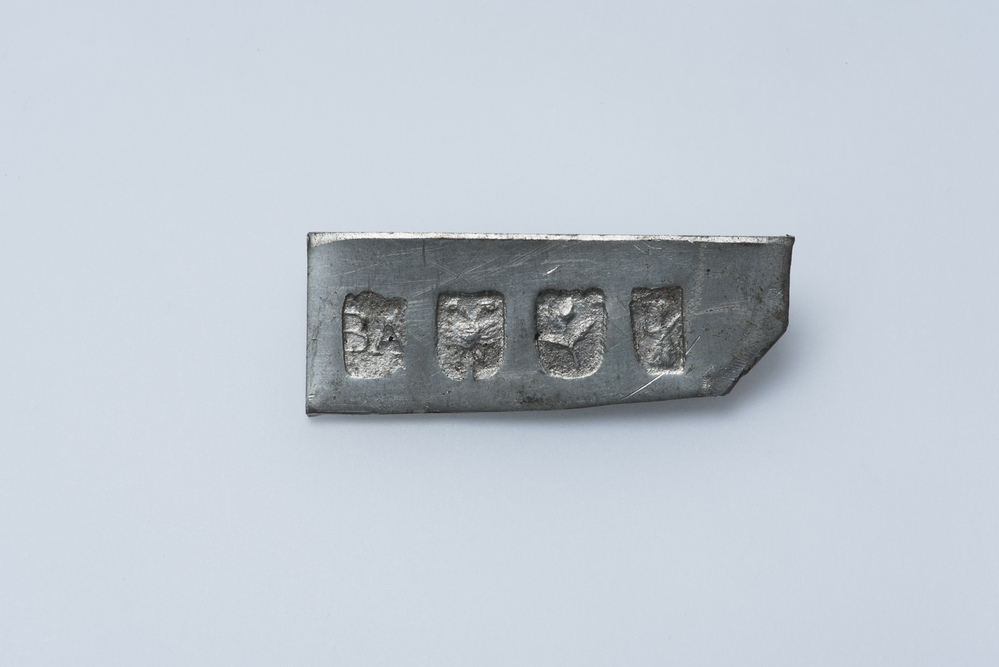 Tingietersmerk geslagen op een plaatje tin