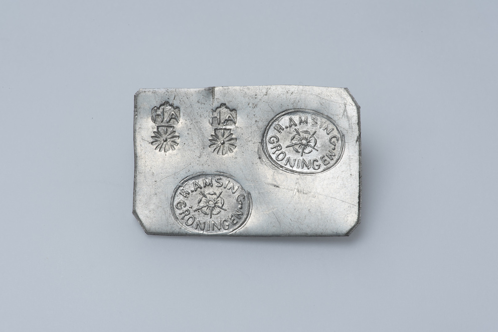 Tingietersmerk geslagen op een plaatje tin