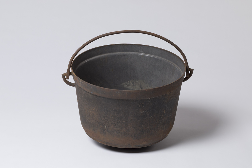 IJzeren karnemelkpan met houten deksel