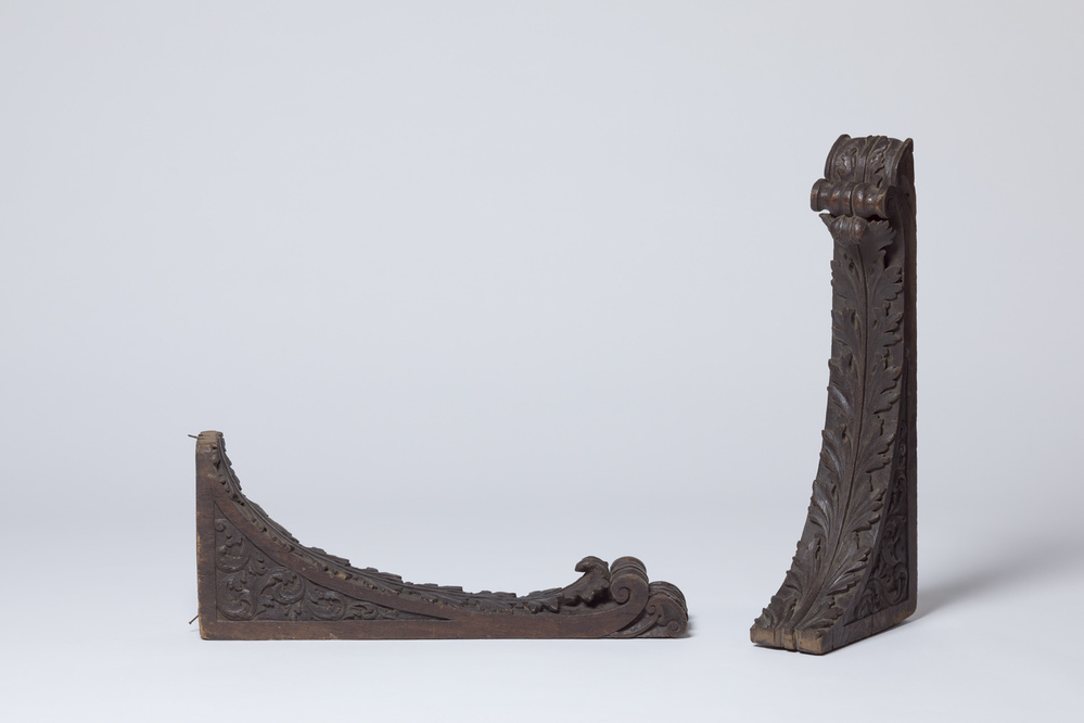 Twee sleutelbalken van eikenhout