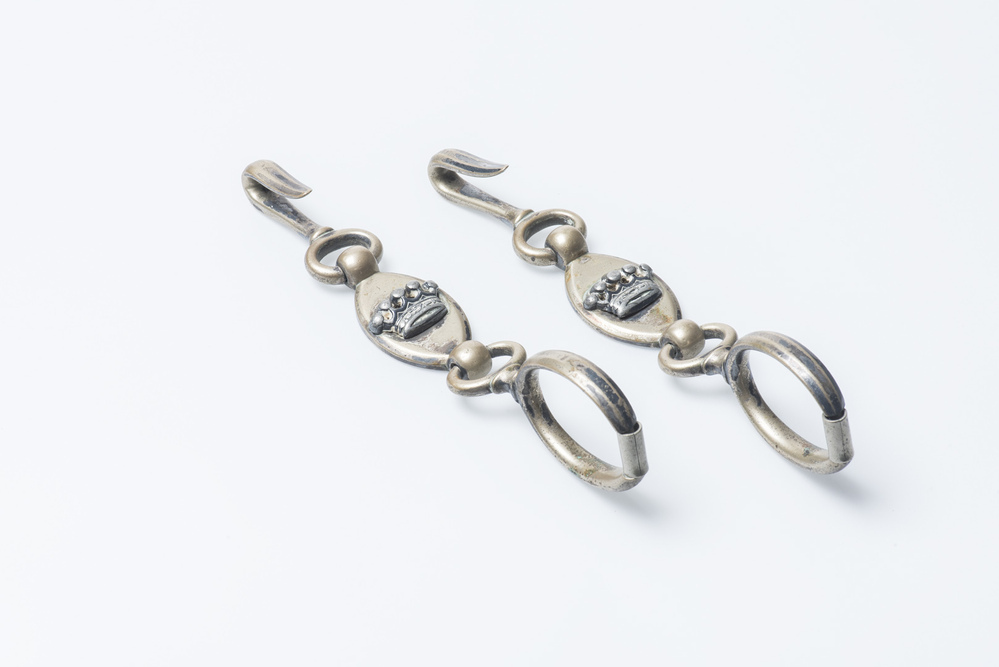 Metalen versiering voor een paarden bit