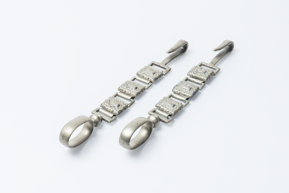 Metalen versiering voor een paarden bit