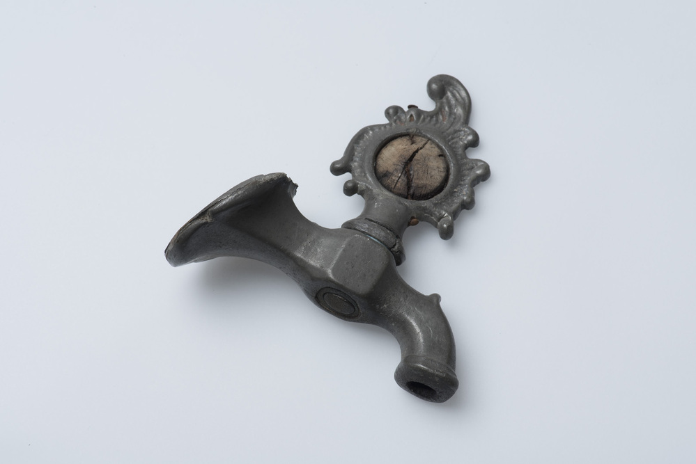 Tinnen tuit en dito kraan van een koffiepot