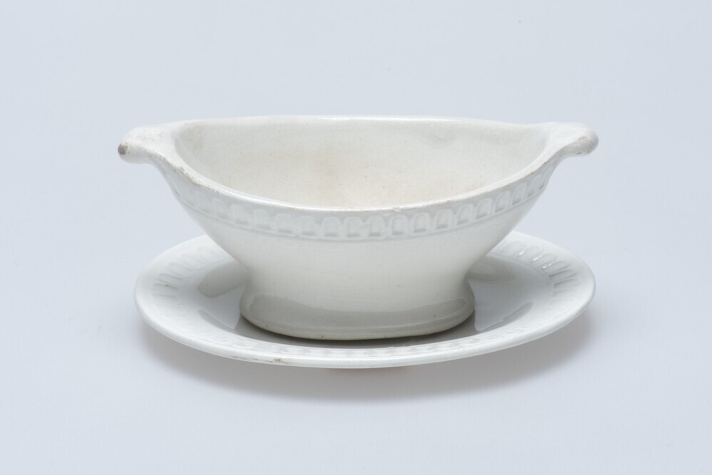 Deel van Wedgwood/Hackwood/ongemerkt kinderservies: schaal op onderschotel