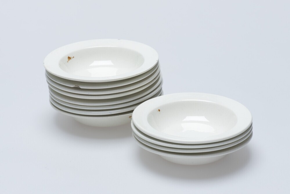 Deel van Wedgwood/Hackwood/ongemerkt kinderservies: 13 diepe borden