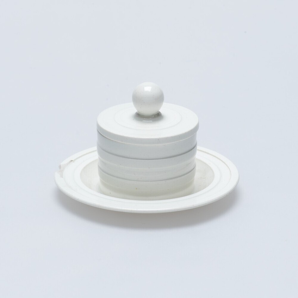 Deel van Wedgwood/Hackwood/ongemerkt kinderservies: botervloot met deksel