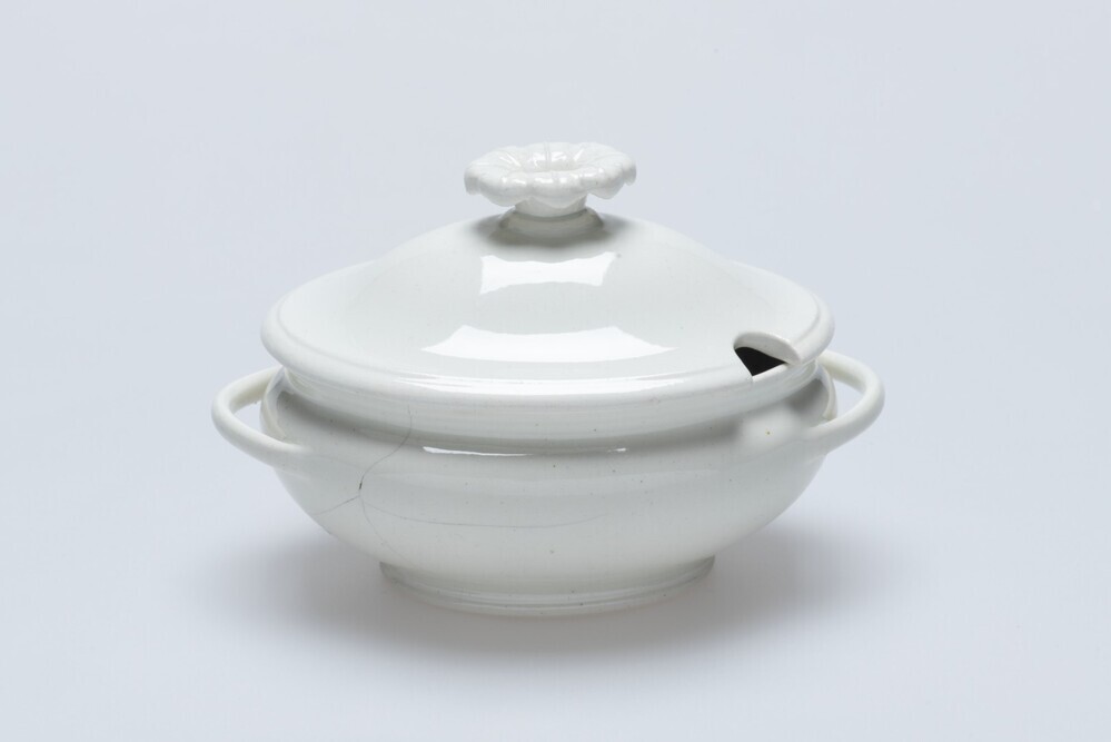 Deel van Wedgwood/Hackwood/ongemerkt kinderservies: ovale soepterrine met deksel
