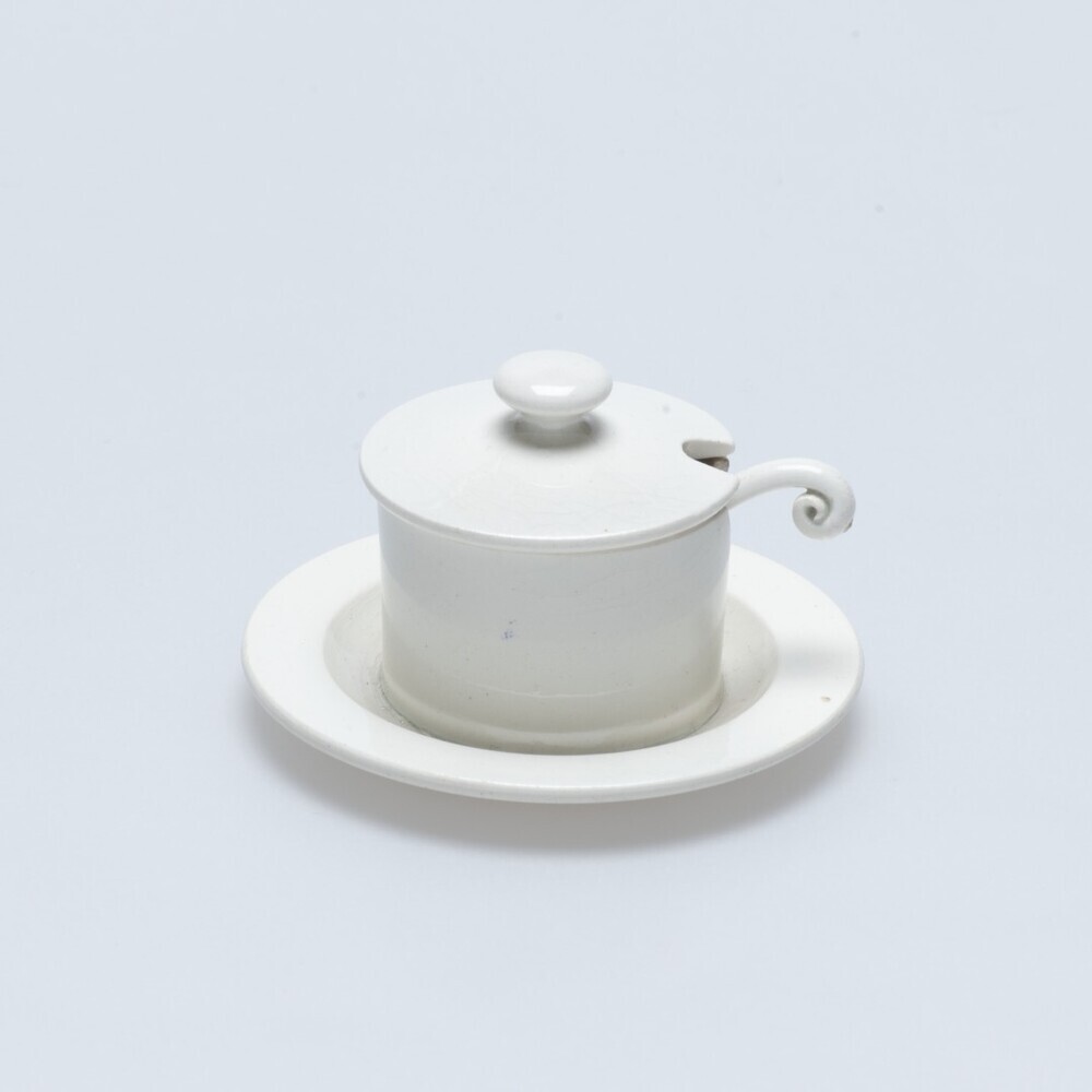 Deel van Wedgwood kinderservies: mosterdpot met lepel