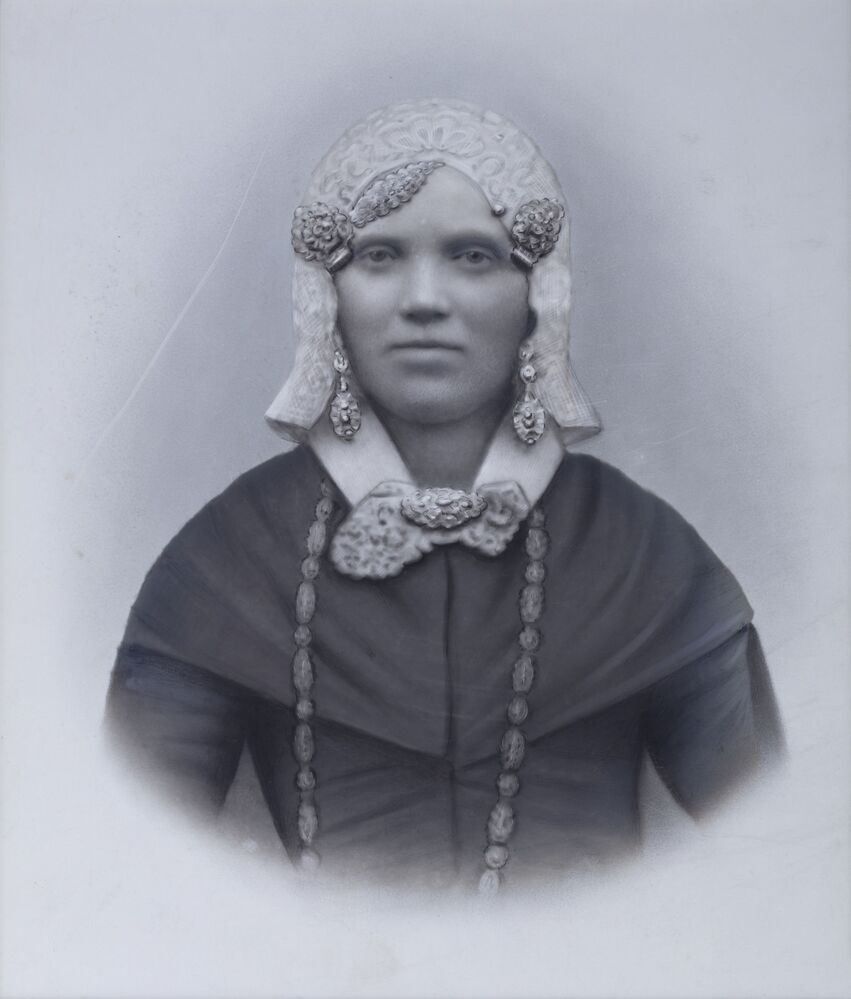 Portret van een vrouw met Groninger kap