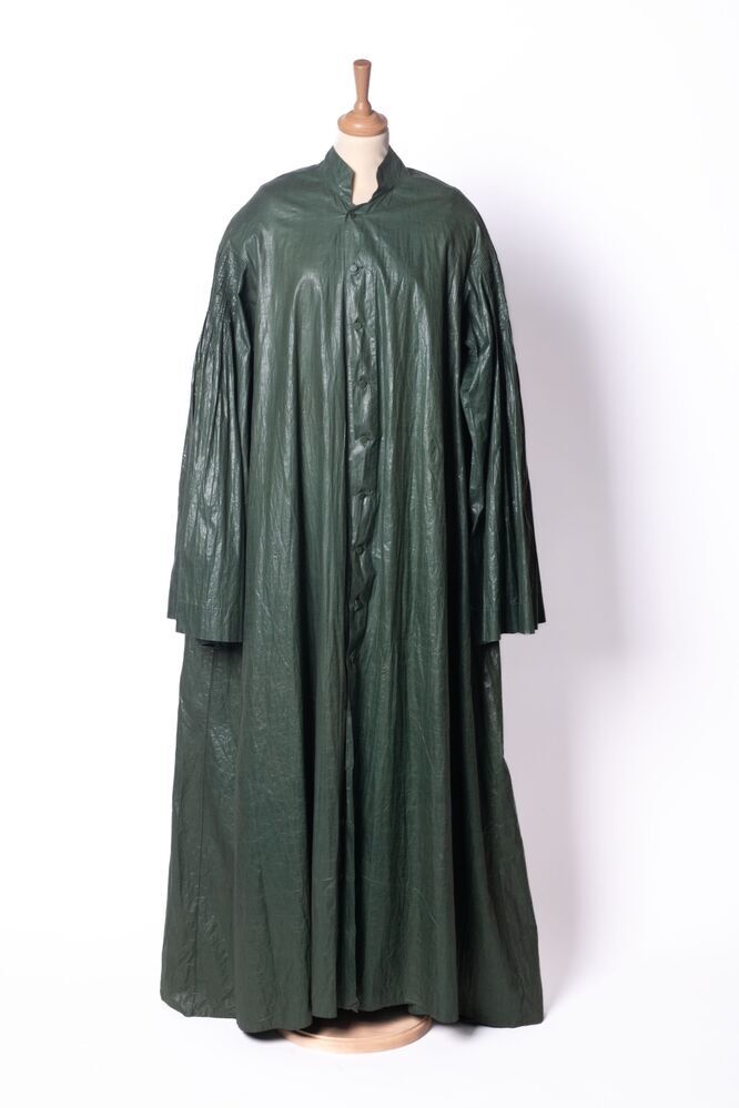 Kamerjas met ceintuur en muts