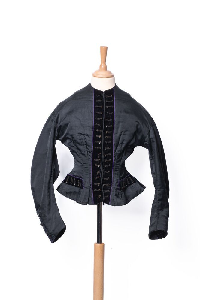 Zwart satijnen jakje