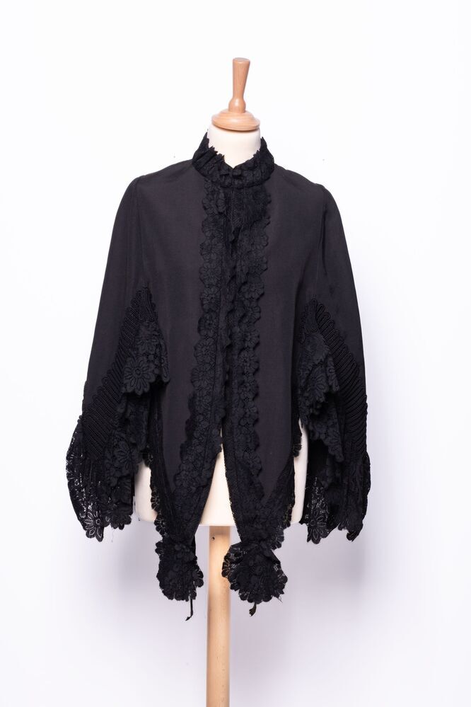 Zwarte cape of mantille