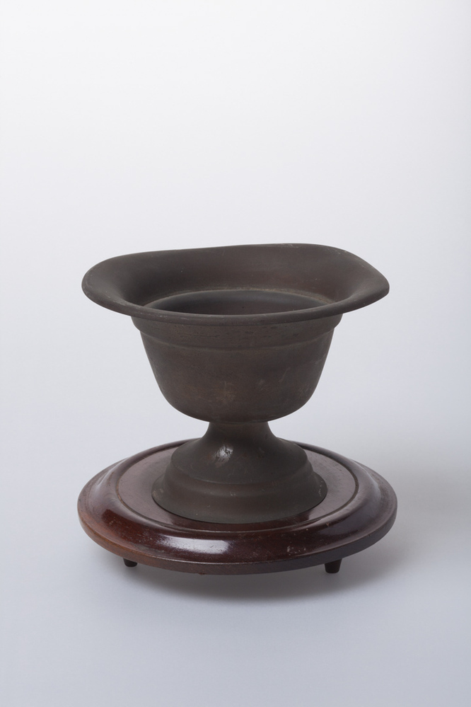 Pijpenkomfoor van messing op houten voetplaat