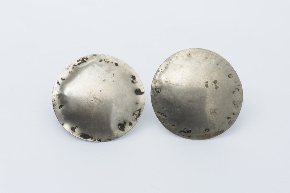 Verzilverde ornamenten voor paardentuig