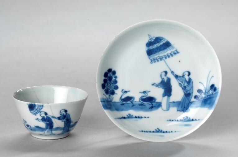 Theekop en schotel met parasoldames naar Cornelis Pronk