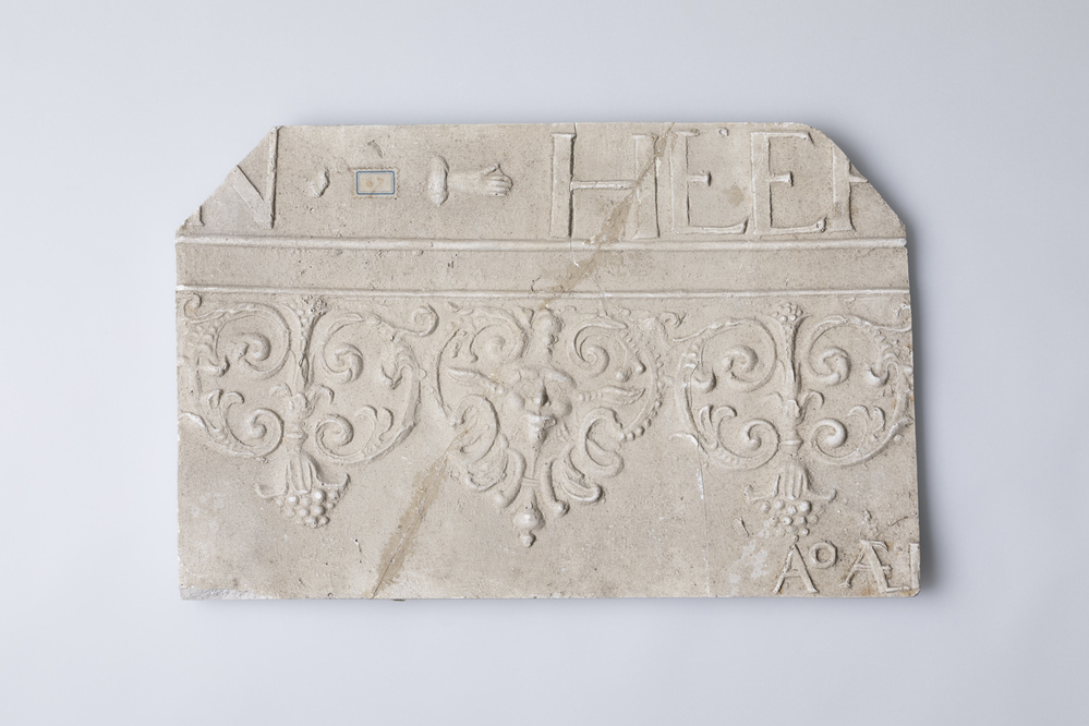 Gipsafgietsel van een klok te Doezum