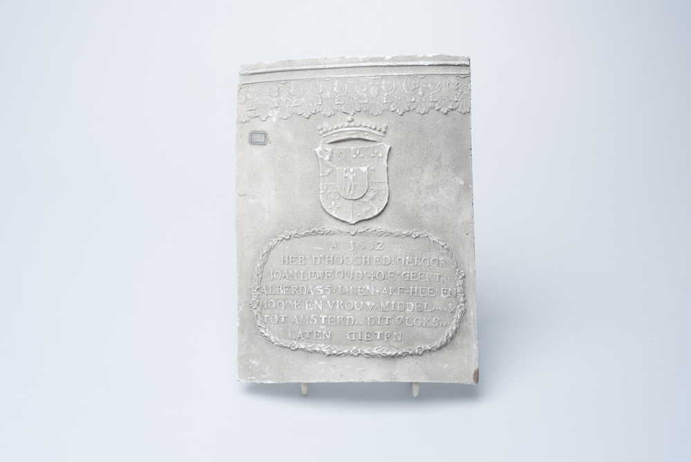 Gipsafgietsel van een  klok uit het klokkenspel te Middelstum