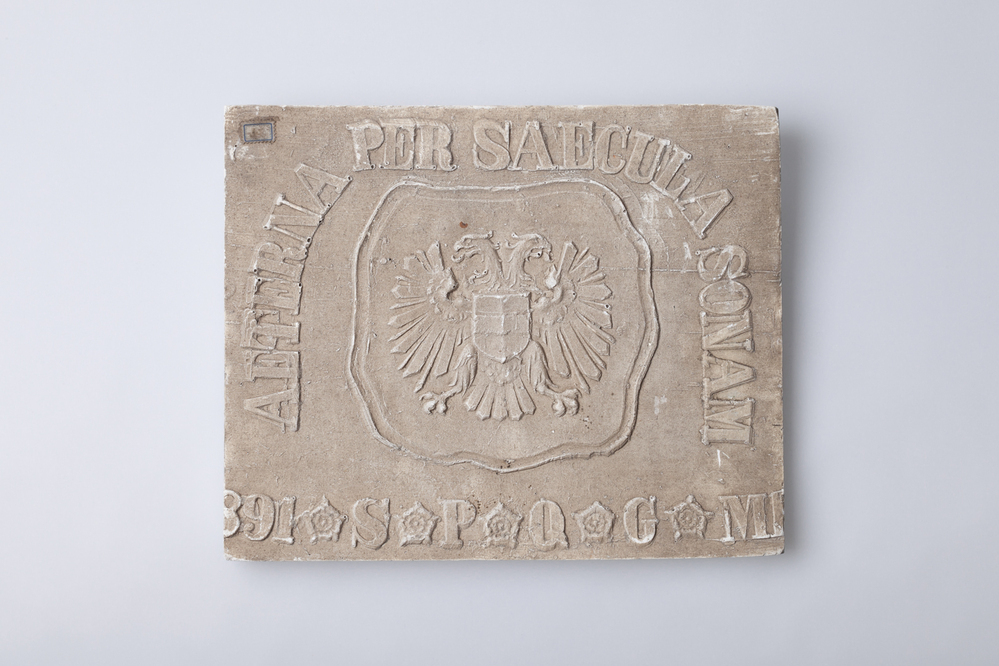 Gipsafgietsel van de klok te Ter Apel