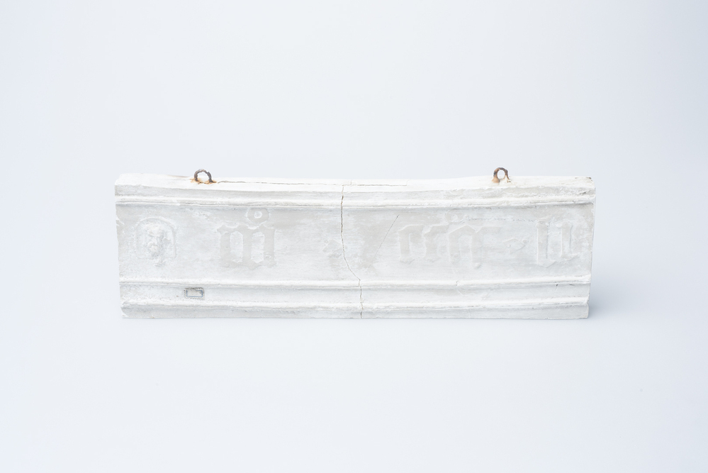 Gipsafgietsels van de klok te Hoogkerk.