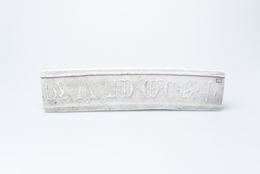 Gipsafgietsels van de klok te Usquert