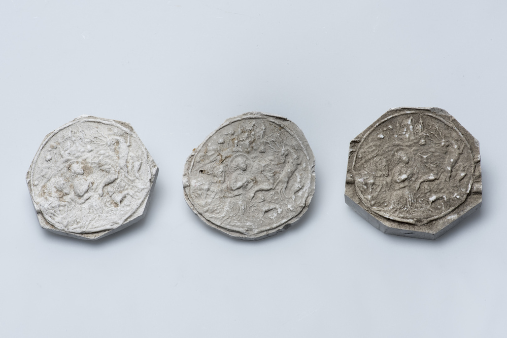 Gipsafgietsels van de klok te Veendam