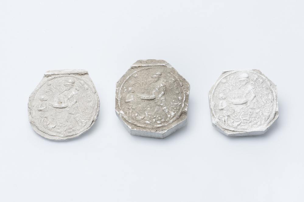 Gipsafgietsels van de klok te Veendam