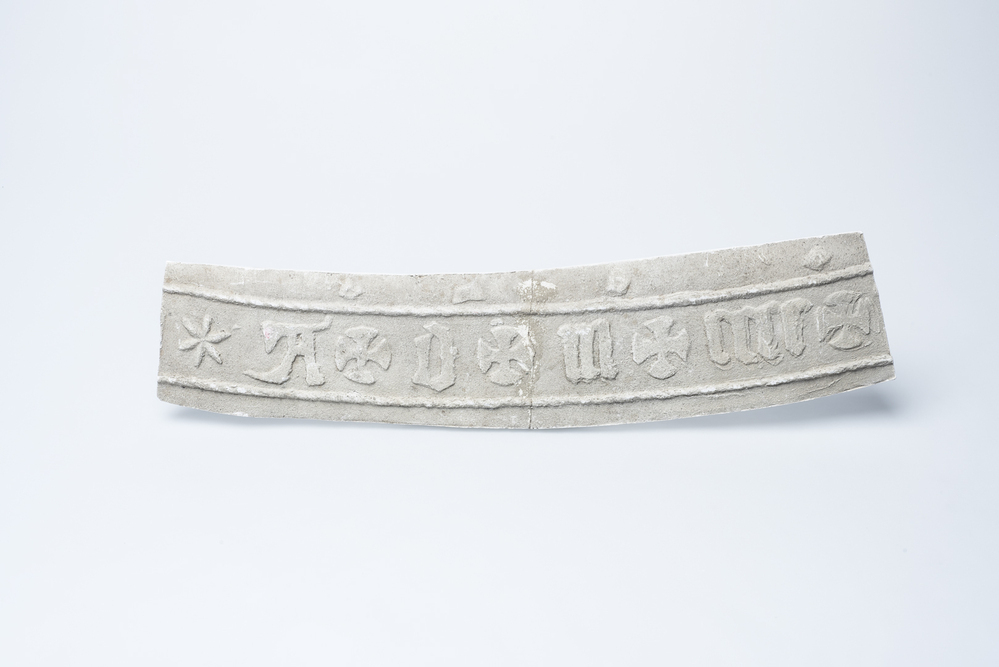 Gipsafgietsels van de klok Kantens