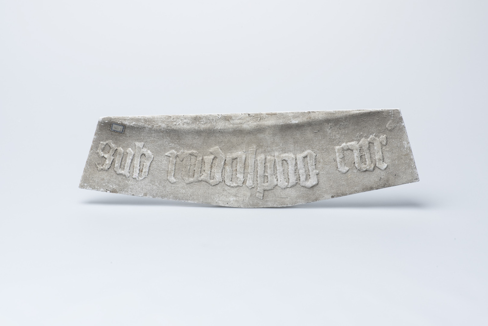 Gipsafgietsels van de klok te Kantens