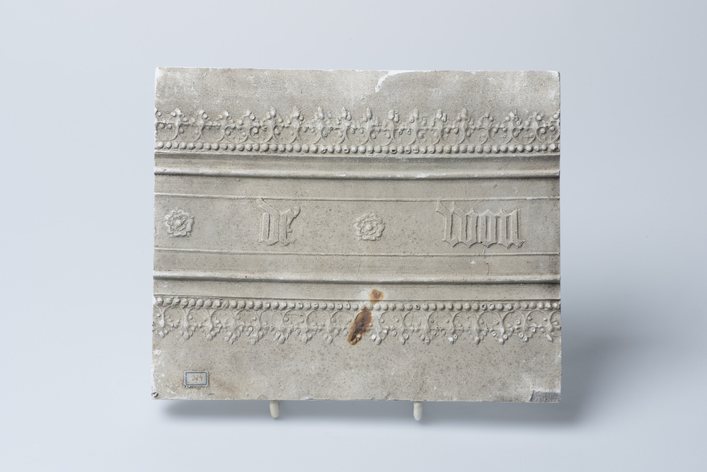 Gipsafgietsel waarschijnlijk van de klok te Baflo