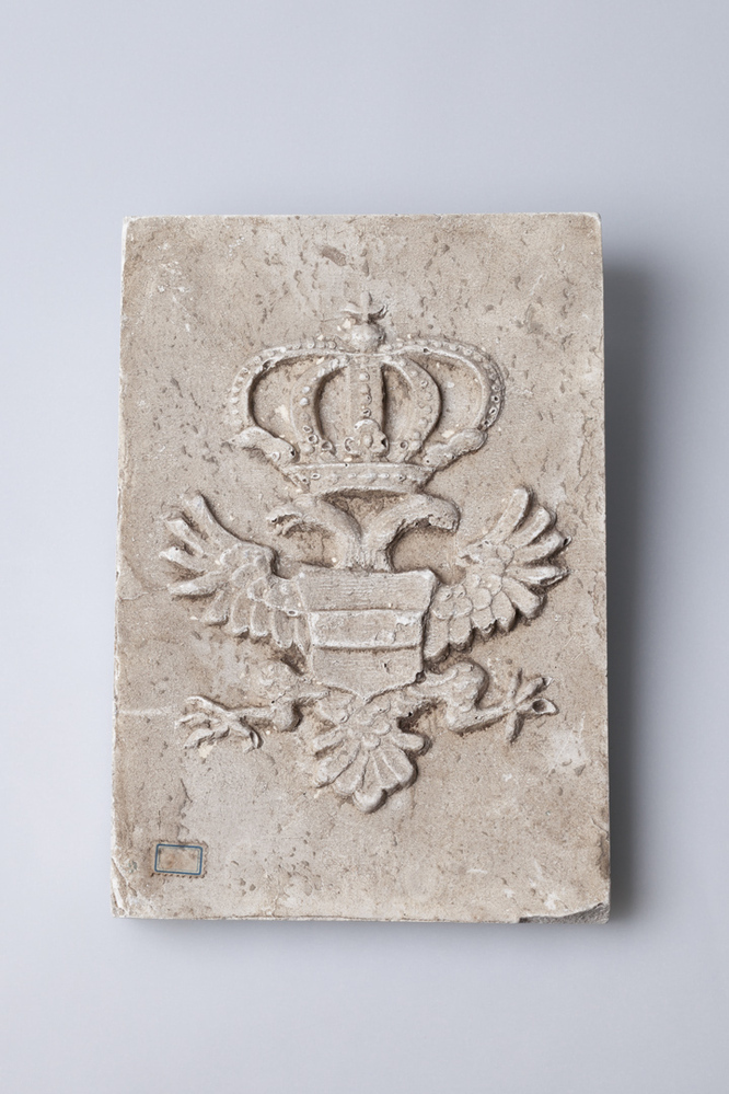 Gipsafgietsel waarschijnlijk van de klok in Akerk te Groningen