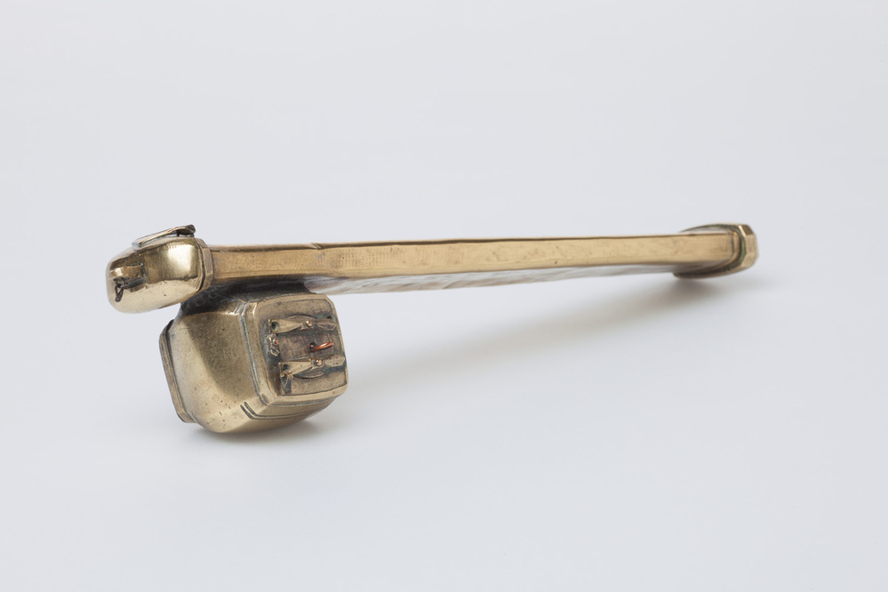 Messing etui voor schrijfbehoeften met bijbehorende inktpot