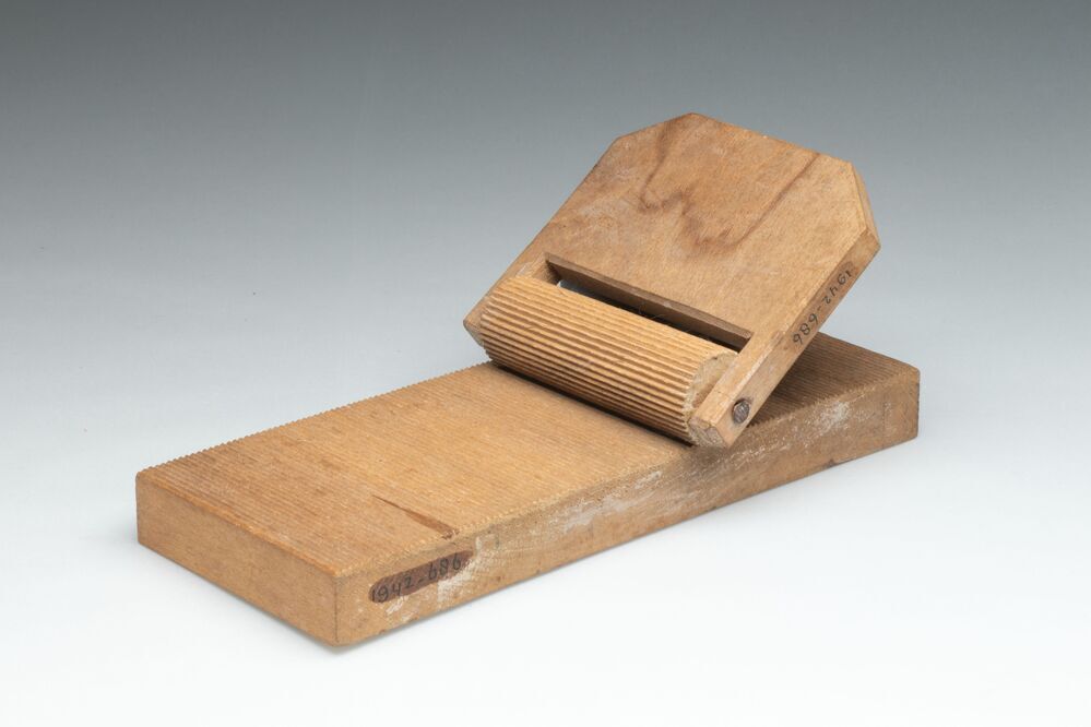 Plooiplankje en rol voor plooien van mutsen