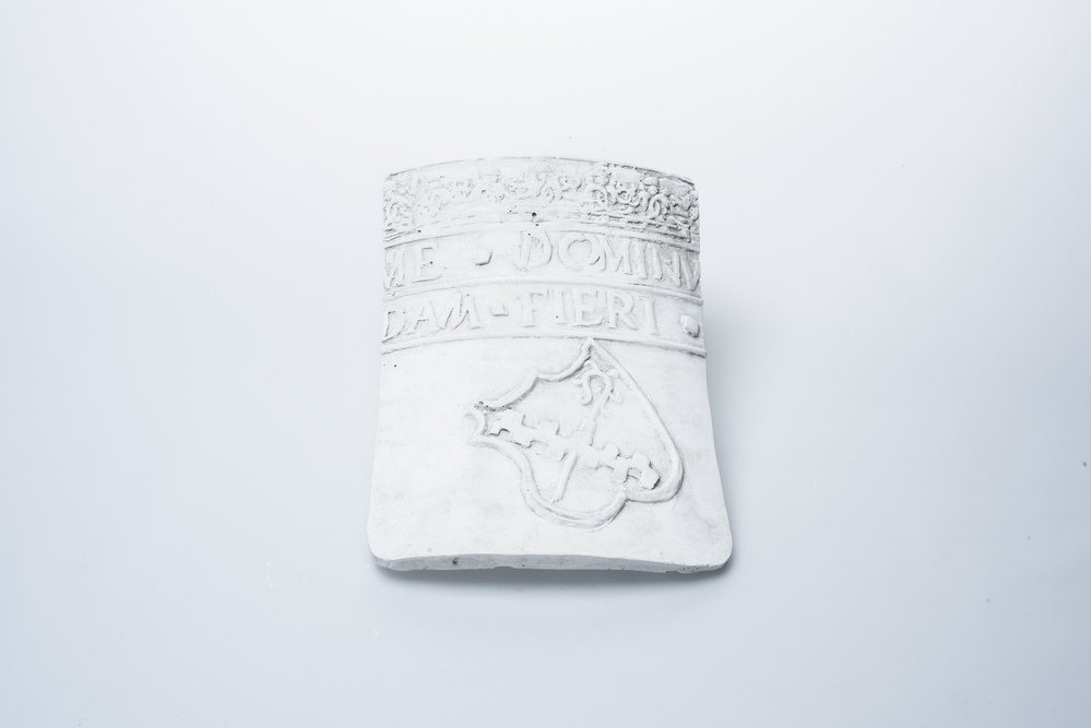 Gipsafgietsel van de klok te Aduard