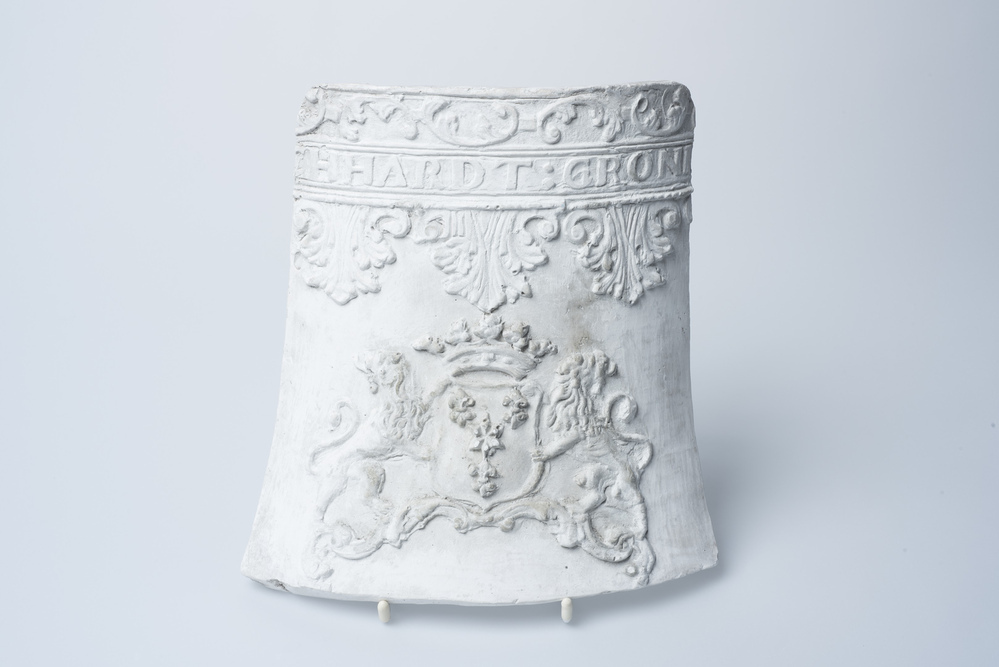 Gipsafgietsel van de klok te Eenrum