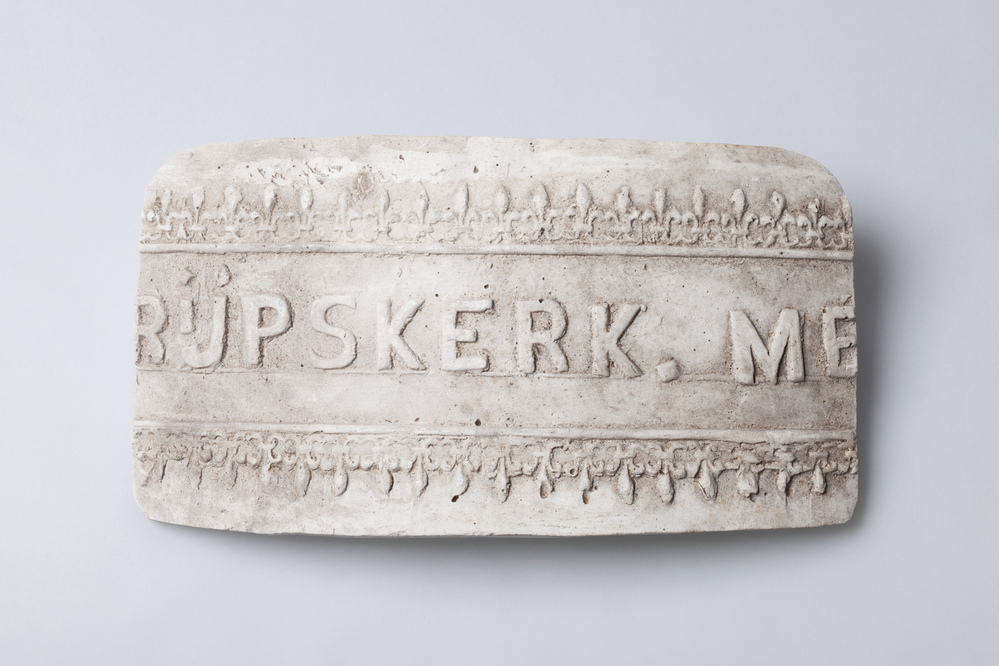 Gipsafgietsel van de klok te Grijpskerk