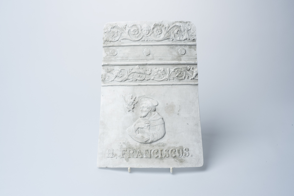 Gipsafgietsel van de klok der Rooms Katholieke Kerk Zaagmuldersweg te Groningen