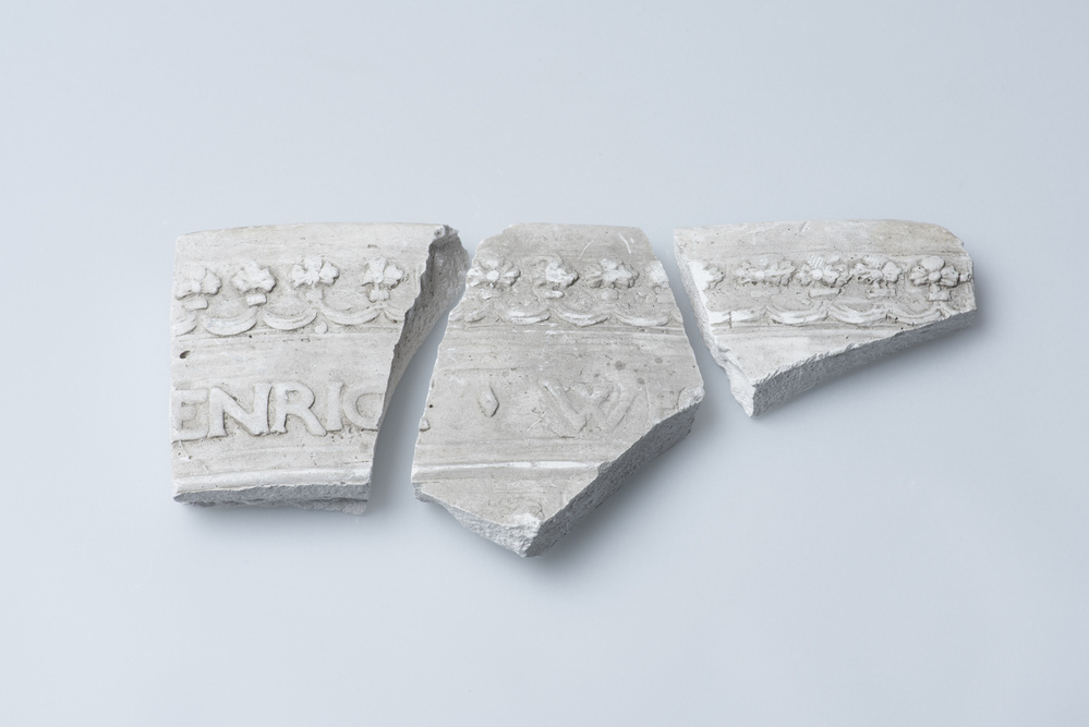 Gipsafgietsel van de klok te Adorp (voorheen te Harsens)