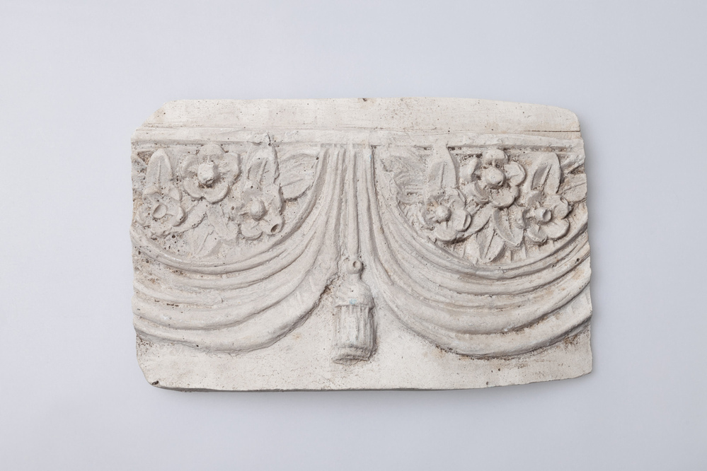 Gipsafgietsel van de klok te Sappemeer (Zuiderstraat 73)