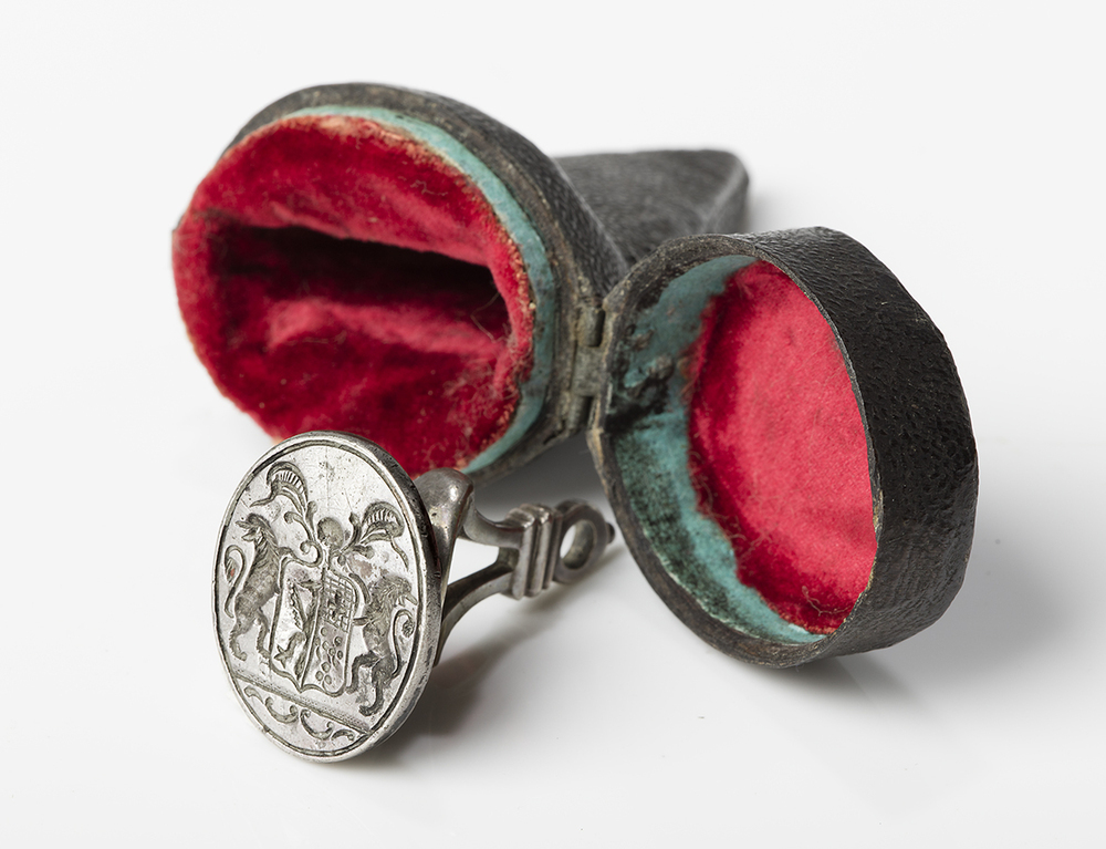 Cachet met onbekend familiewapen in foudraal