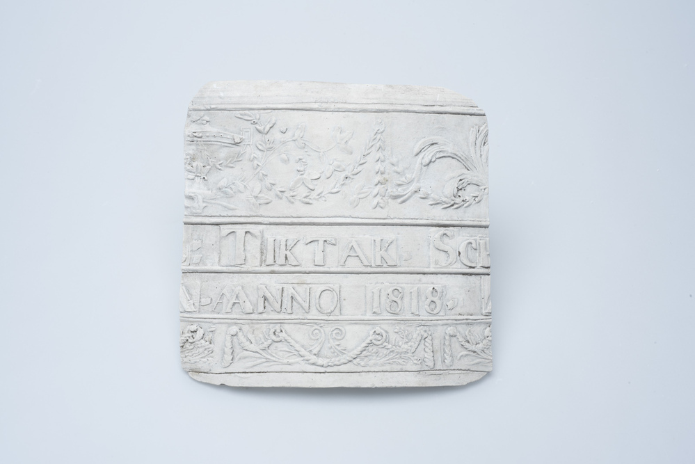 Gipsafgietsel van de klok te Nieuwe Pekela, Wijk C no. 50.