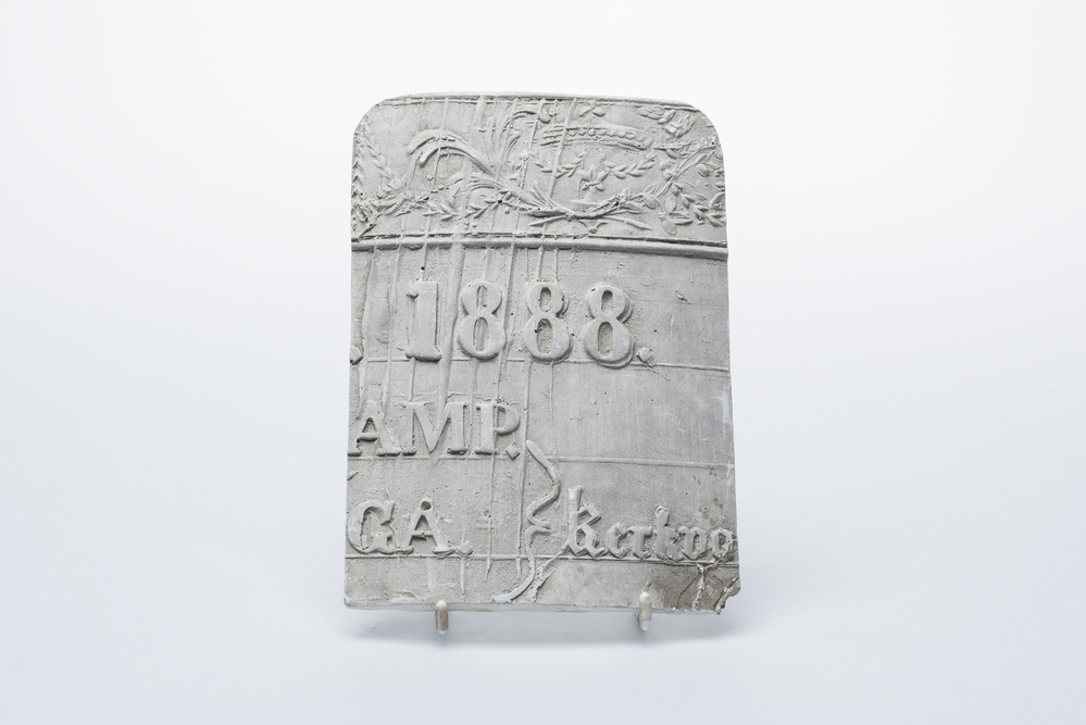 gipsafgietsel van de klok te Noordwolde, gem. Bedum.