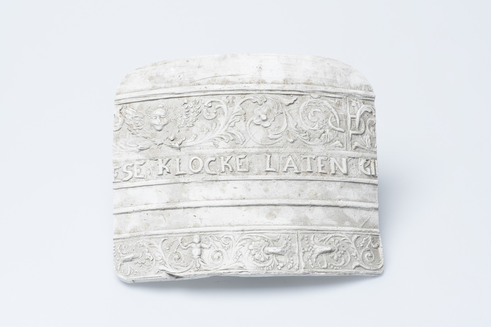 Gipsafgietsel van de klok te Leermens