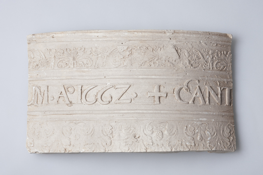 Gipsafgietsel van een klok van het carillon te Middelstum