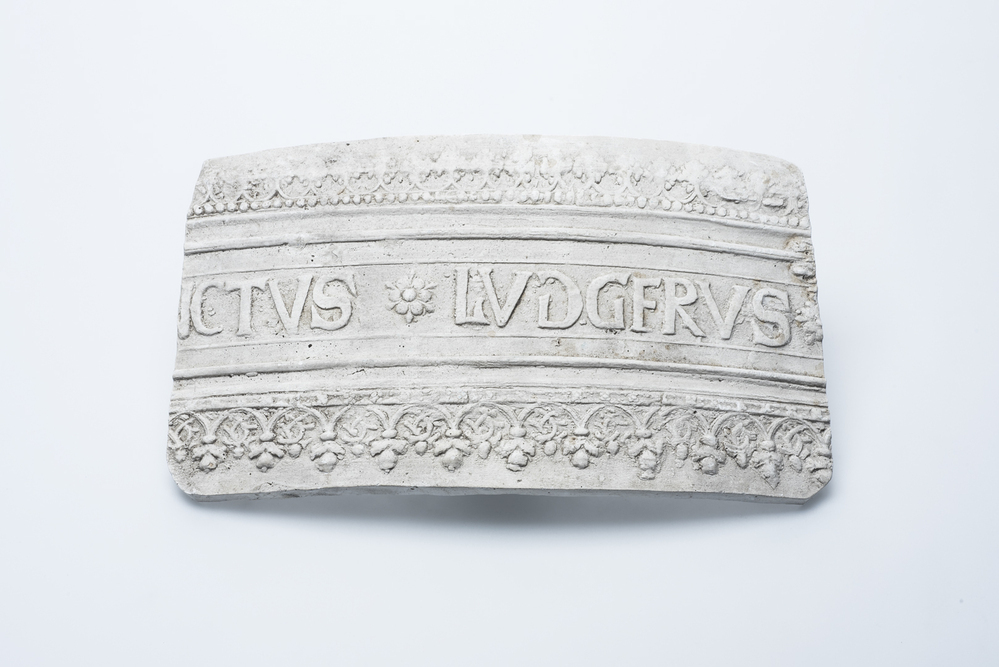 Gipsafgietsel van de klok te Middelstum