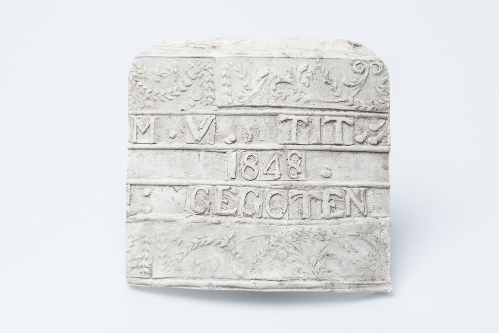 Gipsafgietsel van de klok RK kerk te Stadskanaal