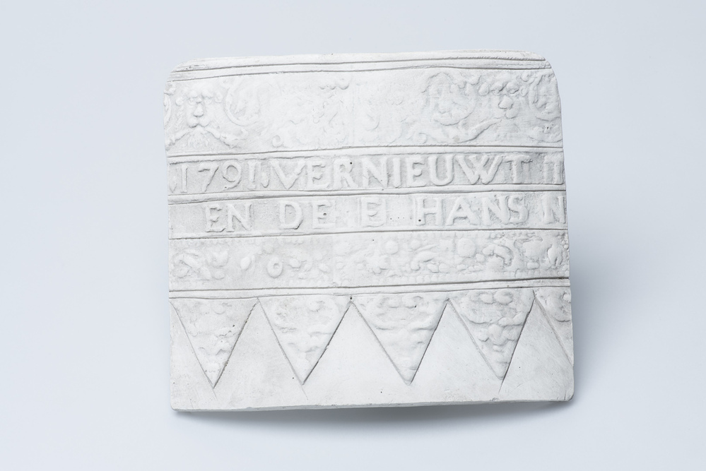 Gipsafgietsel van de klok te Midwolda